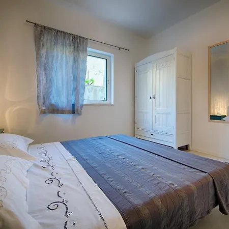 Apartments Zambarlin Komiza Room photo